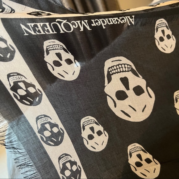 NWT Alexander McQueen Large Skull & Butterfly Crespo Scarf - Black w/white & red - Picture 5 of 5